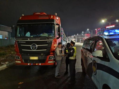 严管严查超载货车 净化道路货运环境